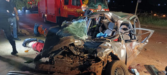 Acidente entre carro e ônibus mata 2 pessoas e deixa outras feridas