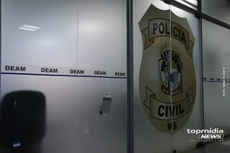 Marido arranca cabelo da esposa, bate de fivela e tenta matá-la com tiro