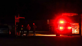 Homem morre prensado entre caminhão e muro de transportadora