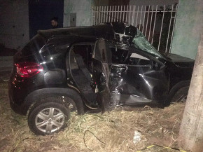 Mulher bateu carro em poste e morreu quando fugia do marido