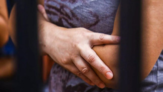 Mulher usa spray de pimenta e foge após ter casa invadida e ser estuprada por ex-marido