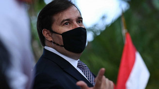 Bolsonaro manda recado a Maia: 'seja feliz, tudo acaba um dia'