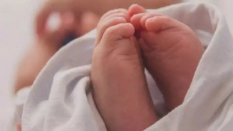 Mãe joga recém-nascido em fossa após bebê cair no vaso e nascer morto