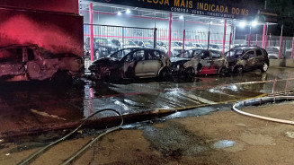 Incêndio criminoso destrói 5 veículos em garagem em Dourados