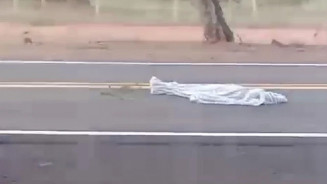 Criança de 12 anos morre atropelada ao descer de caminhão para ir ao banheiro