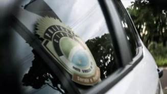 Adolescente esfaqueia padrasto 3 vezes durante briga de casal