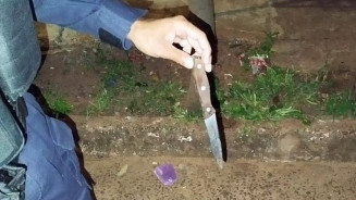 Mulher é esfaqueada várias vezes no pescoço, cabeça e tórax por marido