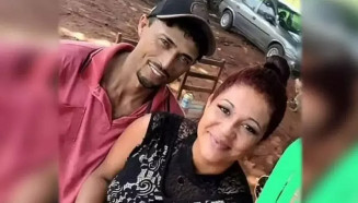 Amigos e familiares se despedem de casal morto eletrocutado