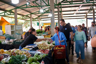 Senadora Tereza Cristina e Alan visitaram a Feira Livre de Dourados