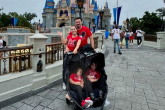 Com filha doente, cantora Thaeme foge às pressas da Flórida com a família devido ao furacão