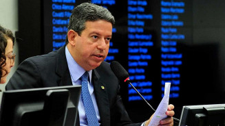 Lira lava as mãos sobre indicação de Bia Kicis à CCJ para não se indispor com Judiciário