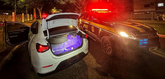 Após perseguição, PRF apreende carro lotado de maconha no Parque dos Ipês