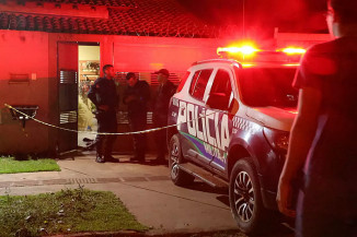 Dupla invade casa e tenta matar morador na frente da filha de 6 anos