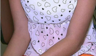 Mulher flagra amigo da família estuprando menina de 8 anos no quarto dela