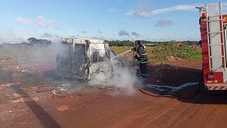 Dois veículos são incendiados em estrada próxima ao Jóquei Clube