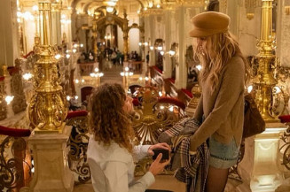 Paris Jackson, filha de Michael Jackson, revela estar noiva de colega de banda