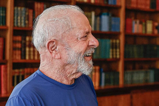 Após relatar dores, Lula é internado às pressas e passa por uma drenagem de uma hemorragia intracraniana causada pelo acidente doméstico de outubro