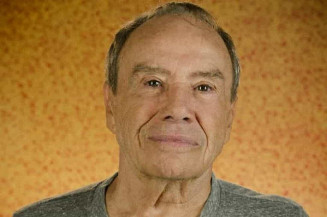 Stenio Garcia é vacinado contra Covid-19 no Rio de Janeiro