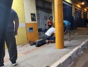 Homem é agredido a facadas após discussão em conveniência e morre no HV