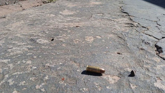 Jovem tenta defender conhecido de desafeto e acaba baleado