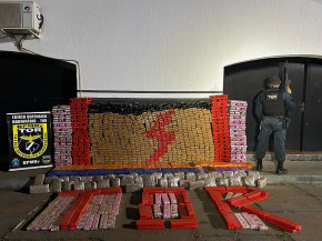 Motorista morre após fugir da polícia e capotar com 1,3t de maconha