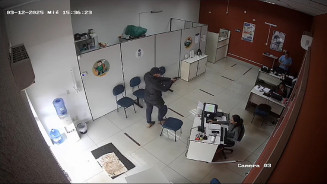 Dupla armada invade agência de crédito, faz funcionários de reféns e esvazia cofre