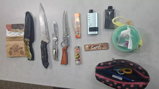 Alunos são levados para delegacia após serem flagrados com facas, maconha e cigarro eletrônico em escola