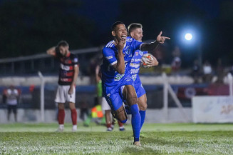 Zagueiro marca três, Ivinhema goleia Águia Negra e está na final do Campeonato Estadual