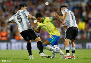 Seleção Brasileira é superada pela Argentina em Buenos Aires e perde de 4 a 1