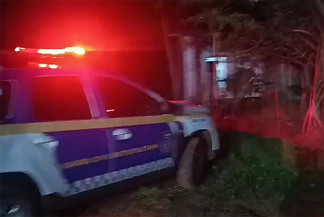 Bêbada é presa por jogar filhos em poça e ameaçar irmã de 12 ano