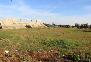 Homem é espancado até a morte em campo de futebol; polícia procura autores