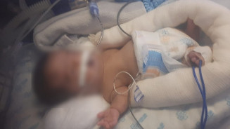 Bebê internado morre e mãe acusa hospital de negligência: deixei ele respirando