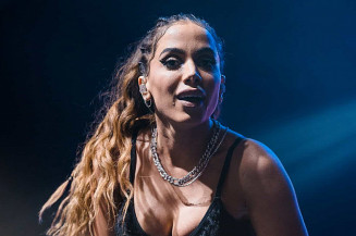 Anitta arruma as malas para seu reality show e diz que vai levar camisinha