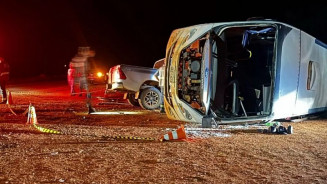 Ônibus que levava trabalhadores de usina tomba após acidente com caminhonete em Jateí