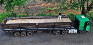 Motorista abandona carreta com 400 mil maços de crigarros