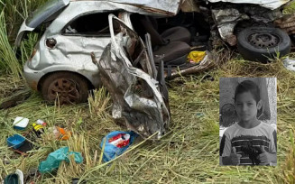 Criança de 11 anos morre em colisão frontal entre carro e caminhão prancha