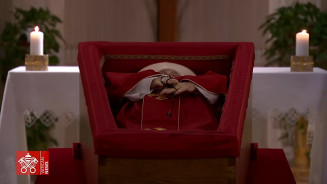 Vaticano divulga imagens do Papa Francisco no caixão e anuncia detalhes do funeral