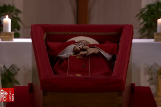 Vaticano divulga imagens do Papa Francisco no caixão e anuncia detalhes do funeral