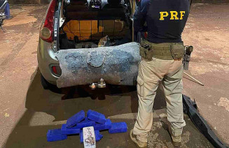 Mulher é flagrada pela PRF na BR-263 com tabletes de cocaína escondidos em Fiat Pálio