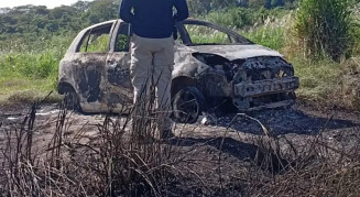 Veículo usado em execução de advogado na fronteira é encontrado incendiado