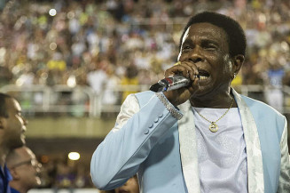 Manter Carnaval seria desfilar por cima de cadáveres, diz Neguinho da Beija-Flor