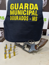 Rapaz se esconde embaixo da cama da vizinha para escapar de tentativa de homicídio