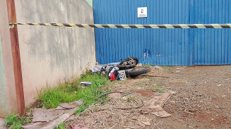 Motociclista morre após perder controle da moto e colidir com portão de empresa