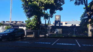 Ladrão folgado invade casa, faz comida e furta celular em Dourados