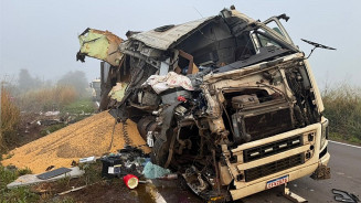 Carretas batem de frente durante tentativa de ultrapassagem na MS-276