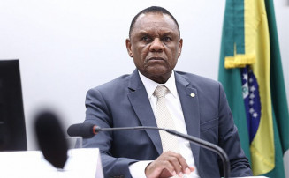 Comissão aprova piso salarial nacional de R$ 4 mil para intérprete de Libras