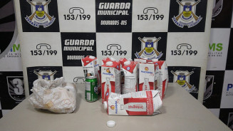 Homem é preso após furtar caixa de leite e abaixa as calças na delegacia