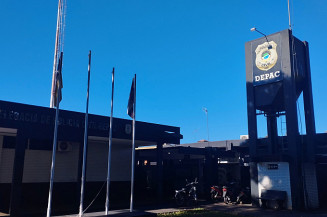 Usando tornozeleira eletrônica, ex-presidiário pratica 2 assaltos e volta para a cadeia