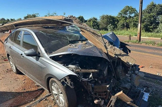 Motorista passa mal ao volante e arrebenta poste de luz em Nova Alvorada do Sul