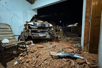 Viatura derruba muro de casa durante perseguição em cidade da região